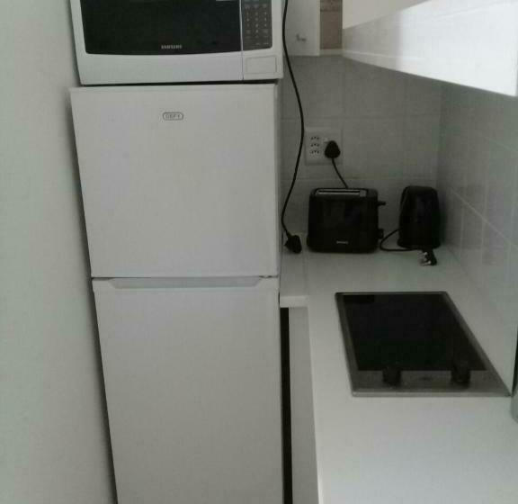 스탠다드 스튜디오, Green Elephant Backpackers