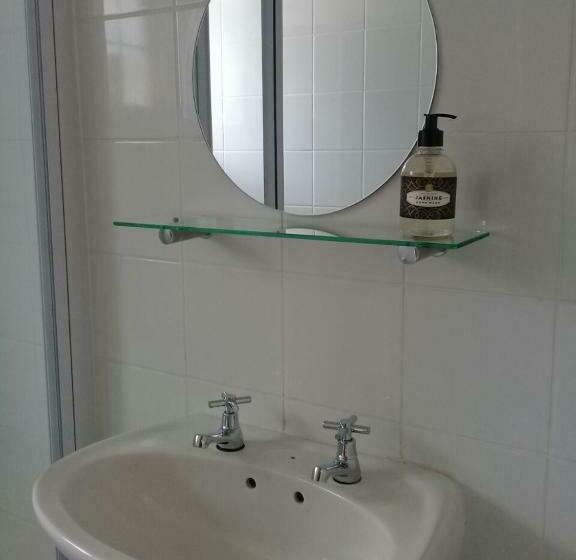 스탠다드 스튜디오, Green Elephant Backpackers