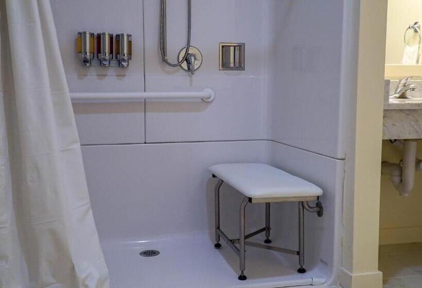 适合残疾人士使用的带超级大床的标准间, Circle Hotel Fairfield