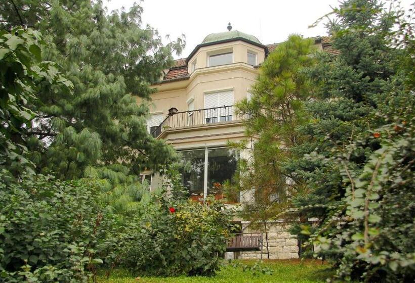 Comfort room with garden view, Kalmár Panzió