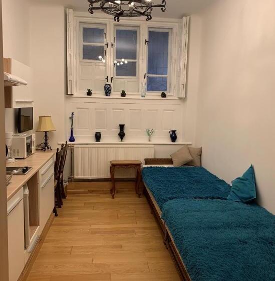 آپارتمان اجرایی 1 خوابه, Kalmár Panzió