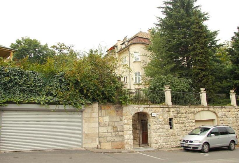 آپارتمان اجرایی 1 خوابه, Kalmár Panzió