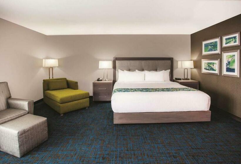 身障者適用キングサイズベッドルーム, La Quinta By Wyndham St. Paul Woodbury