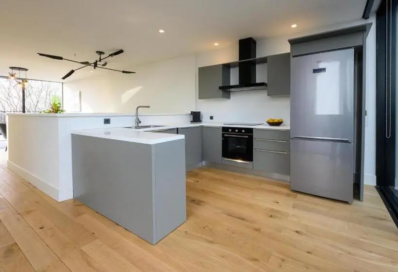 1 Bedroom Penthouse Apartment, 12a, Luxe & Uniek   Bioscoopzaal   Terras   Uitzicht