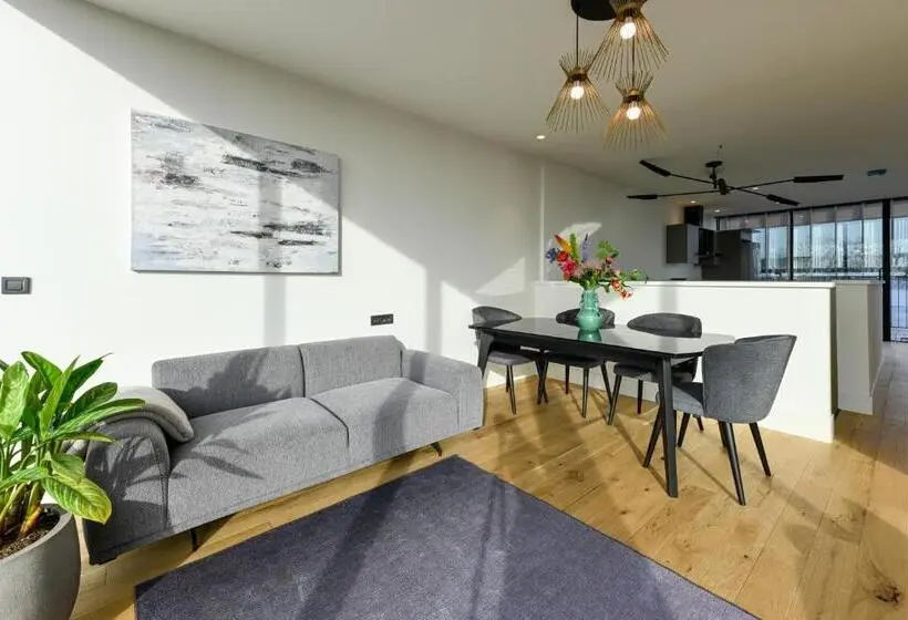 1 Bedroom Penthouse Apartment, 12a, Luxe & Uniek   Bioscoopzaal   Terras   Uitzicht