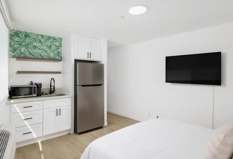 استودیوی لوکس, Fenix Hotel Hollywood