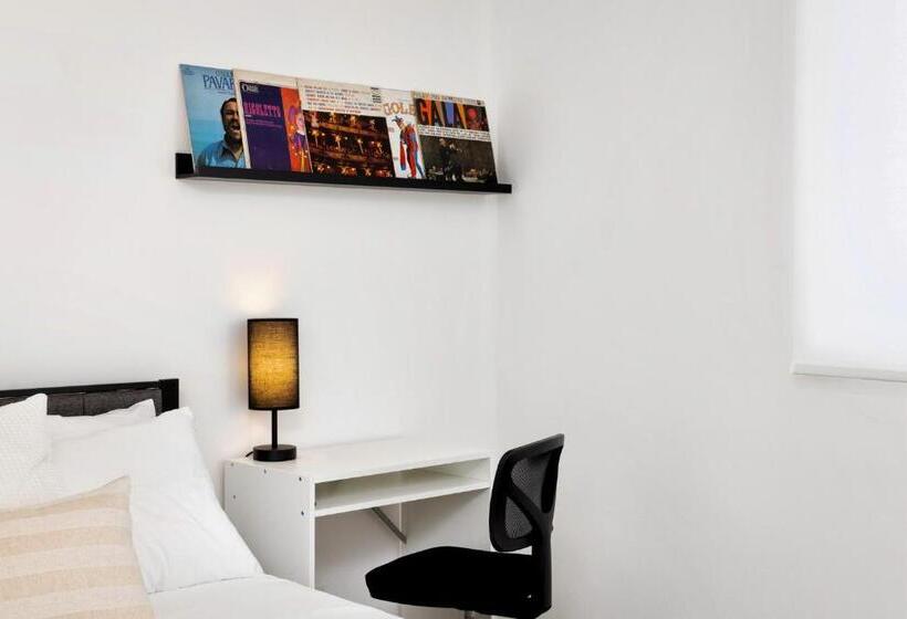 סטודיו דלוקס, Fenix Hotel Hollywood