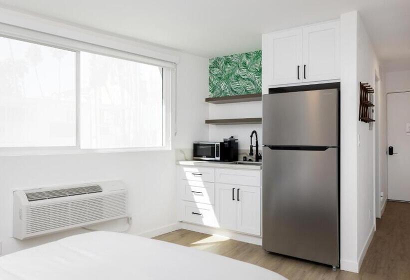 סטודיו דלוקס, Fenix Hotel Hollywood