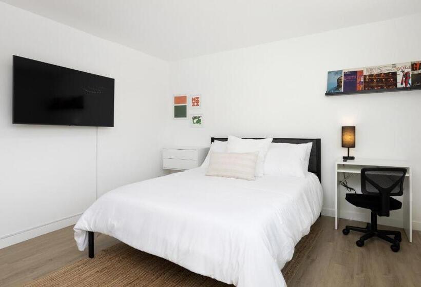 סטודיו דלוקס, Fenix Hotel Hollywood