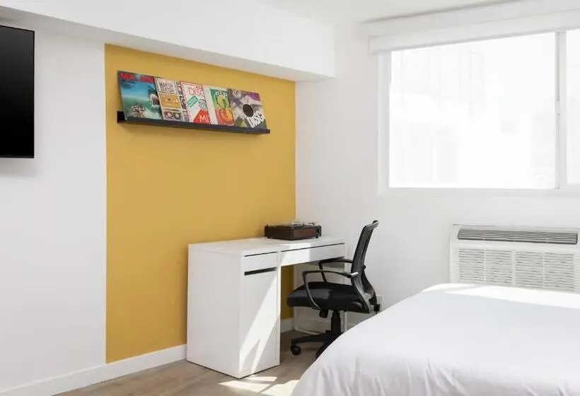 استودیوی استاندارد, Fenix Hotel Hollywood