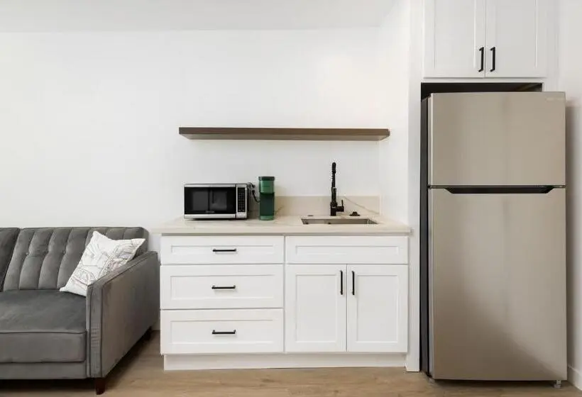 استودیوی استاندارد, Fenix Hotel Hollywood