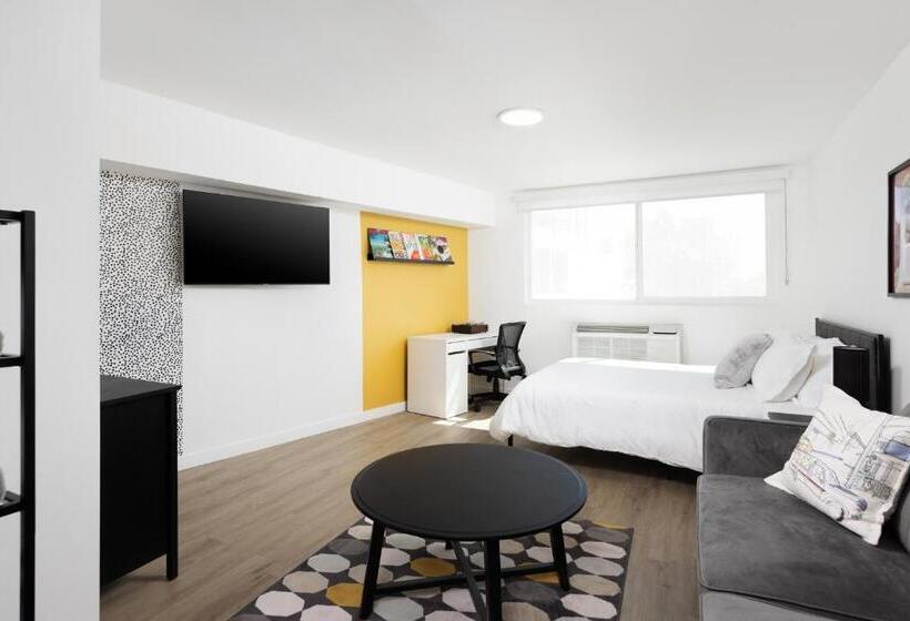 Студия Стандарт, Fenix Hotel Hollywood