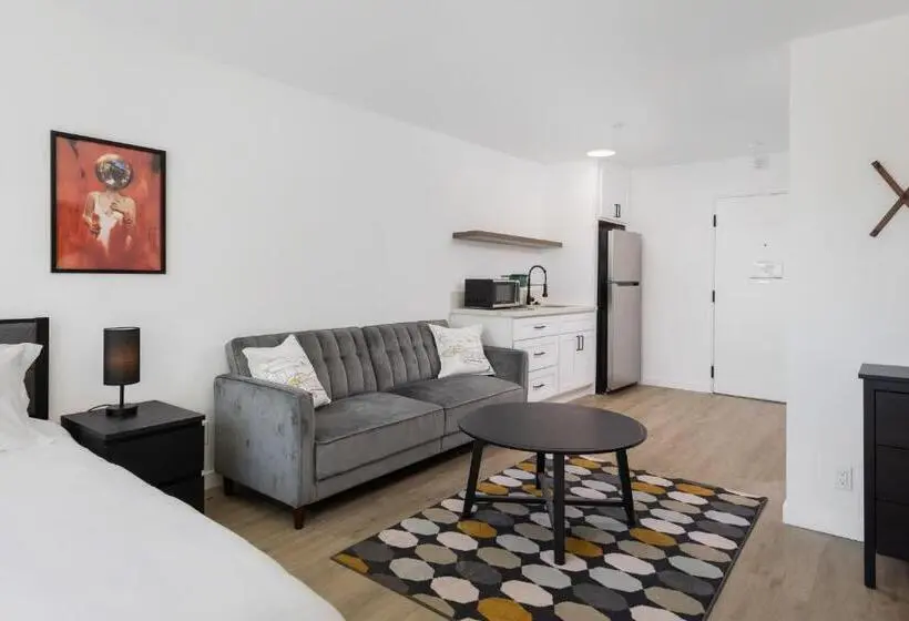 استودیوی استاندارد, Fenix Hotel Hollywood