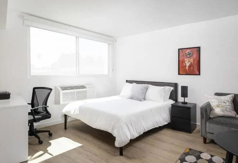 استودیوی استاندارد, Fenix Hotel Hollywood