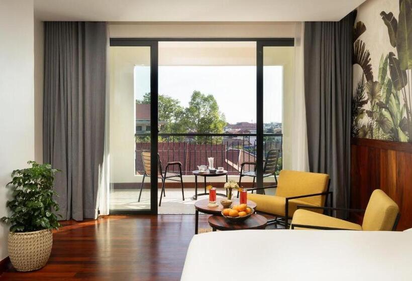 סוויטת ג'וניור, Koulen Central