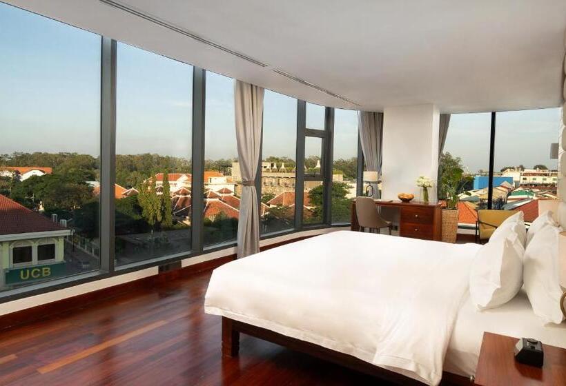 סוויטת ג'וניור, Koulen Central