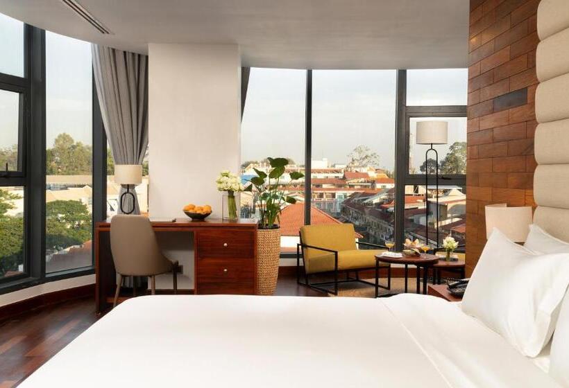 סוויטת ג'וניור, Koulen Central