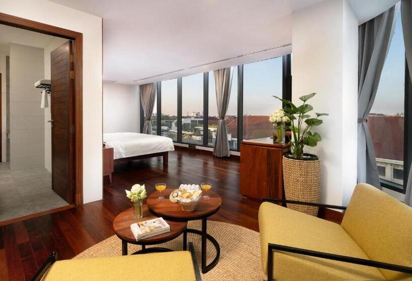 סוויטת ג'וניור, Koulen Central