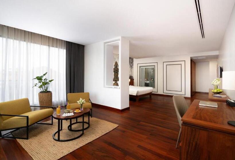 סוויטת ג'וניור, Koulen Central