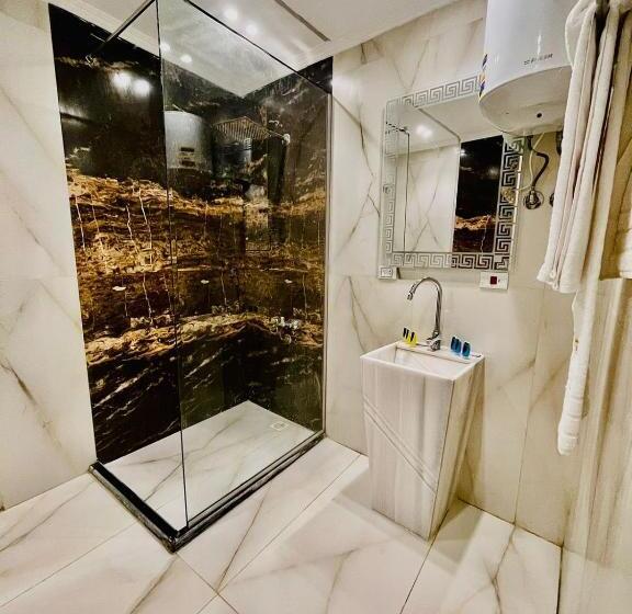 سوییت خانوادگی, White House Pyramids View