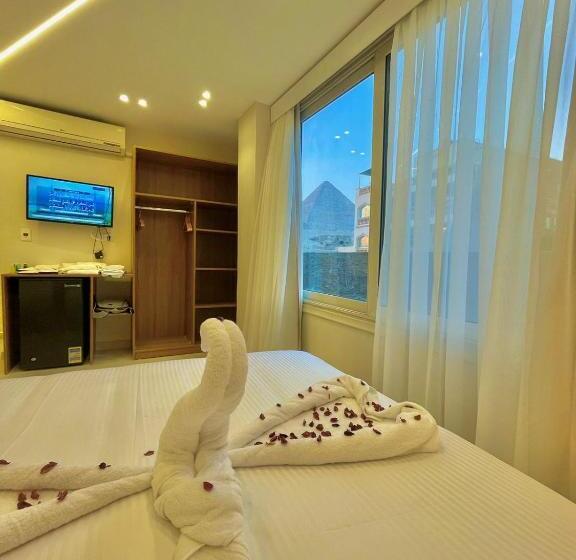 سوییت خانوادگی, White House Pyramids View