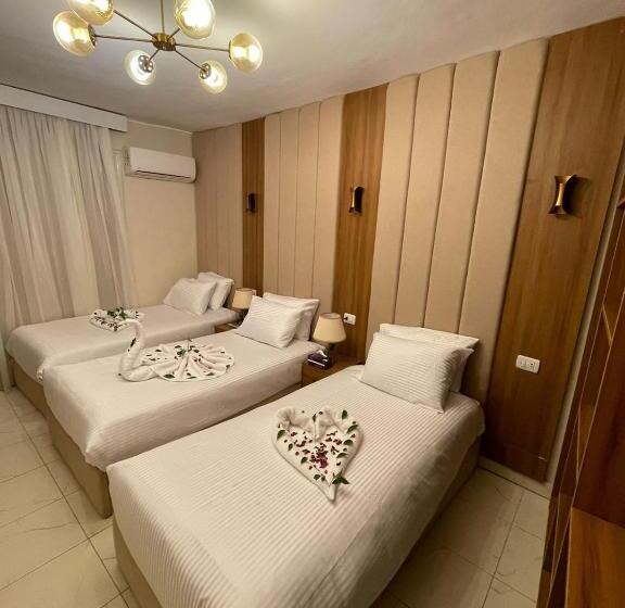 اتاق استاندارد سه تخته با چشمانداز, White House Pyramids View