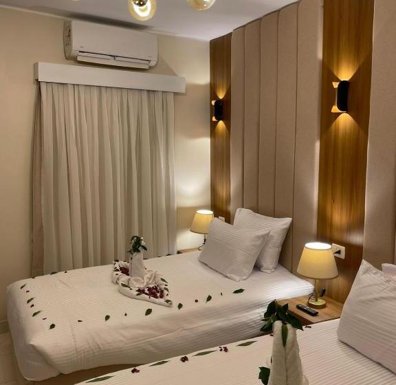 اتاق لوکس خانوادگی, White House Pyramids View