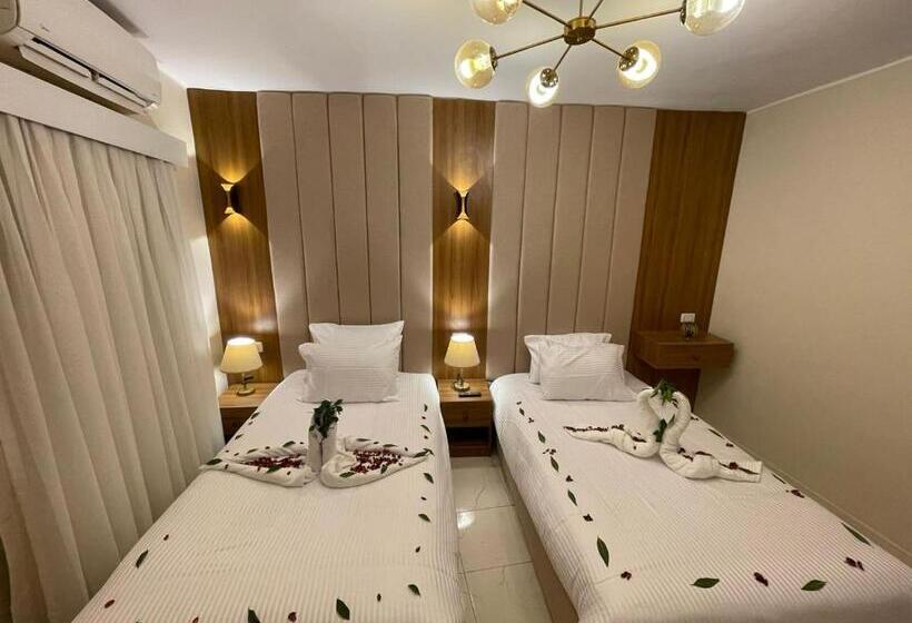 اتاق لوکس خانوادگی, White House Pyramids View