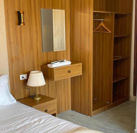 سوئیت با بالکن, White House Pyramids View