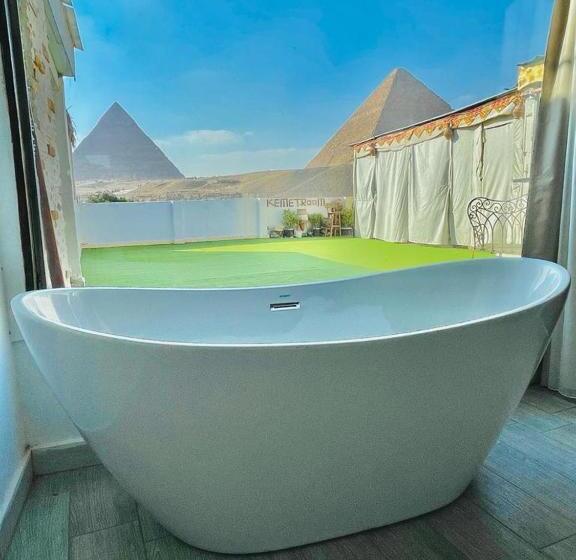 سوئیت با بالکن, White House Pyramids View