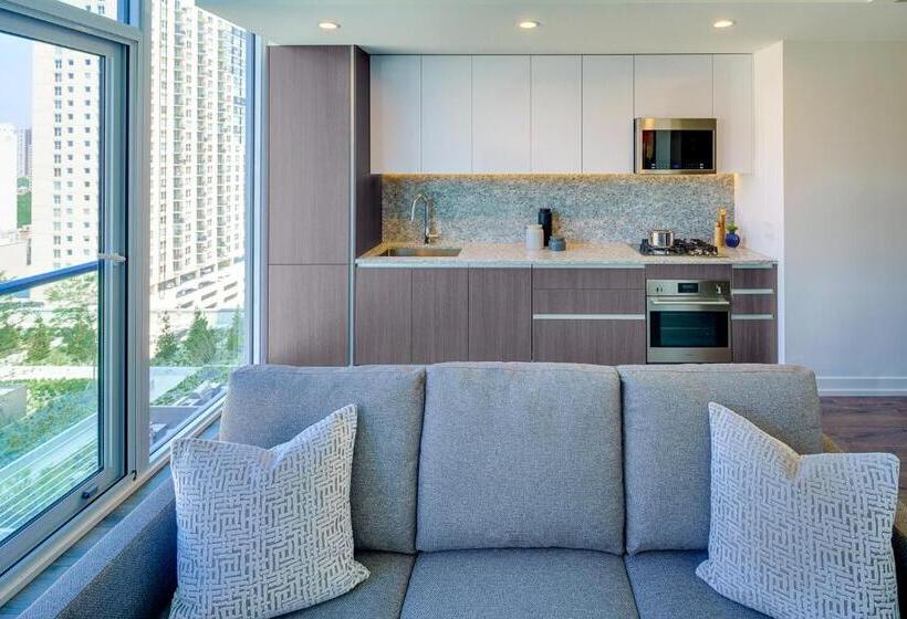 استودیوی استاندارد, Level Chicago Old Town