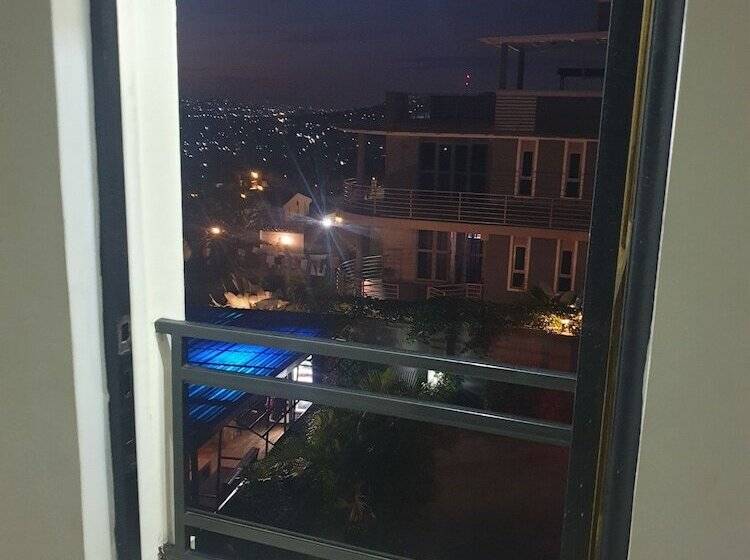 اتاق استاندارد, Rosa Negra Uganda