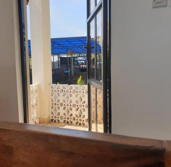 اتاق استاندارد, Rosa Negra Uganda