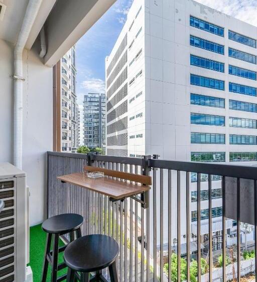 1 Bedroom Deluxe Apartment, Omp T1 6h, Free Beach & Pool Access, Near Airport, Fast Wifi, Netflix