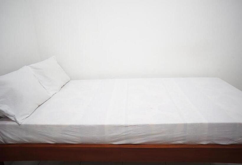 חדר דלוקס, Oyo Life 93038 Kost Putra Malilah