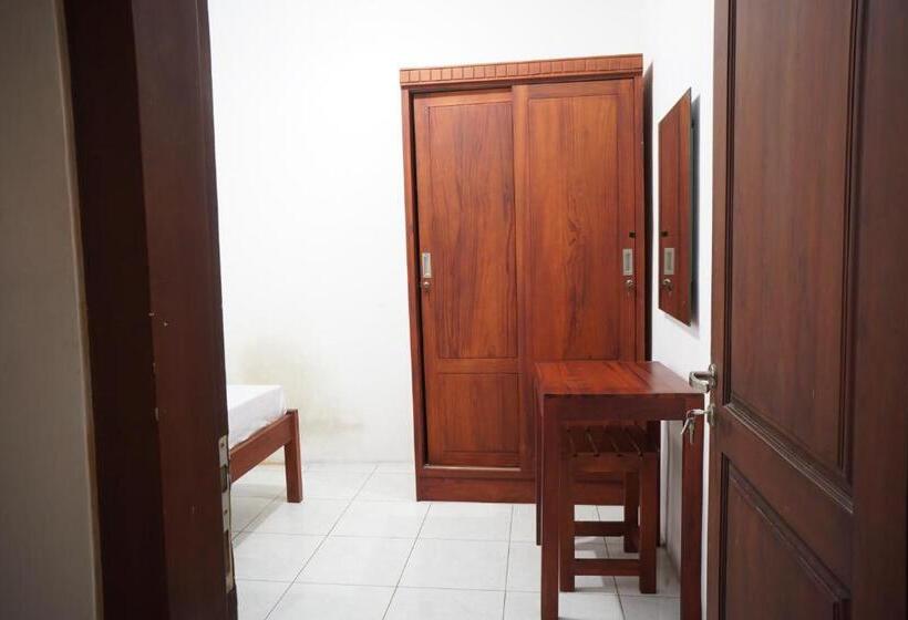 חדר דלוקס, Oyo Life 93038 Kost Putra Malilah