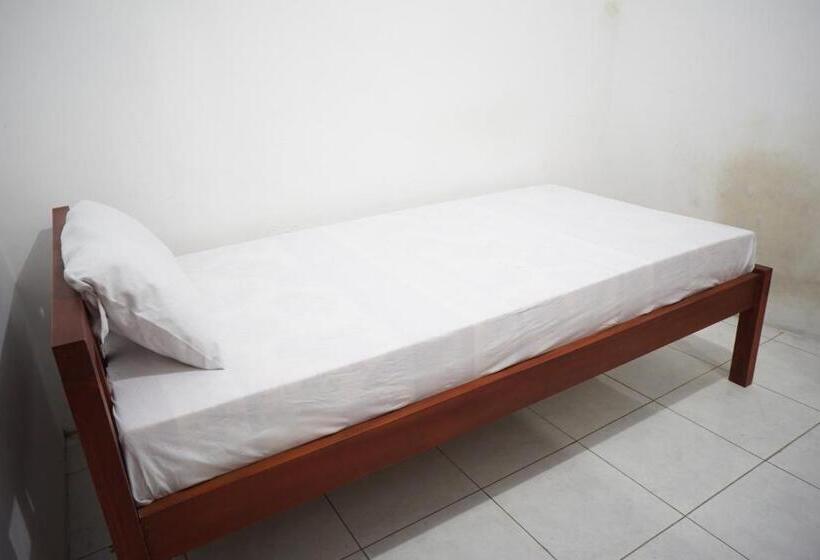 חדר דלוקס, Oyo Life 93038 Kost Putra Malilah