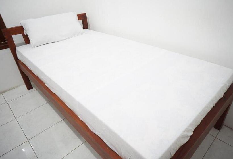 חדר דלוקס, Oyo Life 93038 Kost Putra Malilah