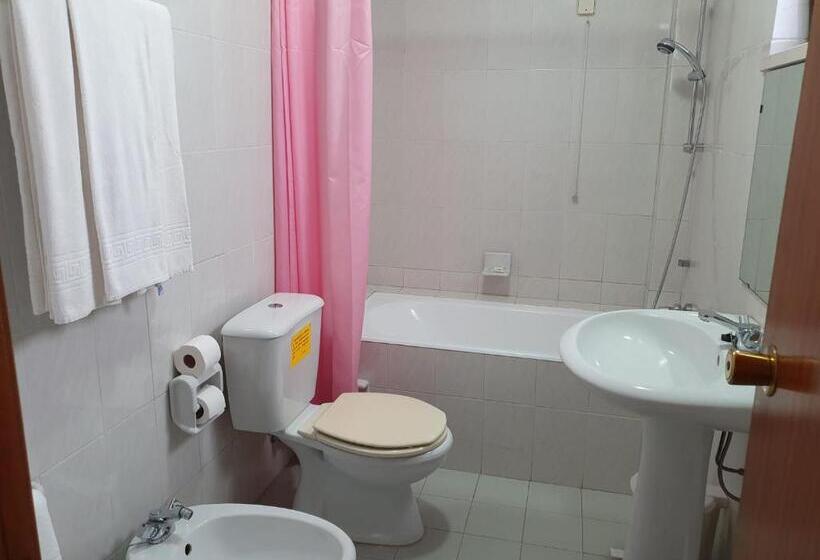 חדר בסיסי לשלושה, Peninsular