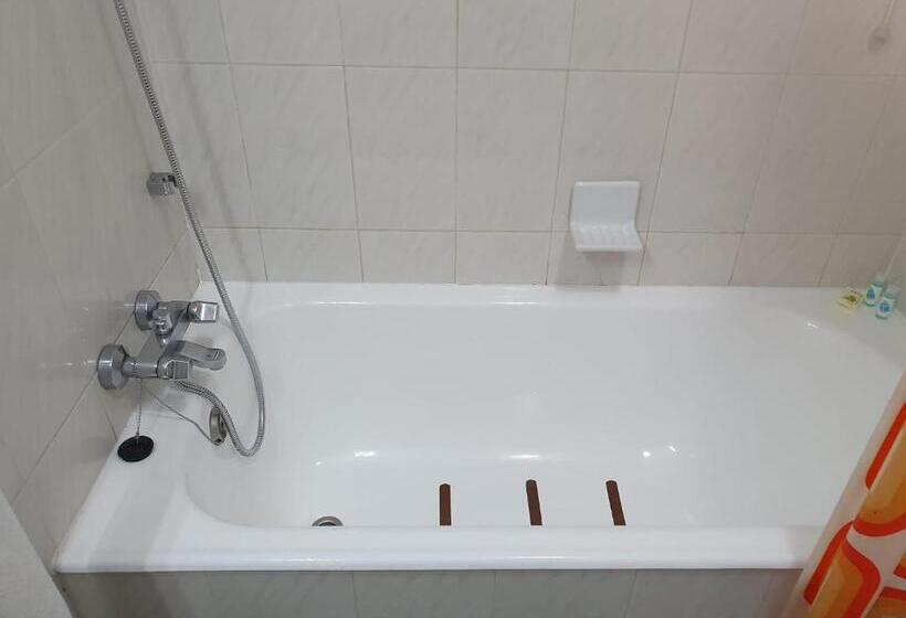 חדר בסיסי לשלושה, Peninsular