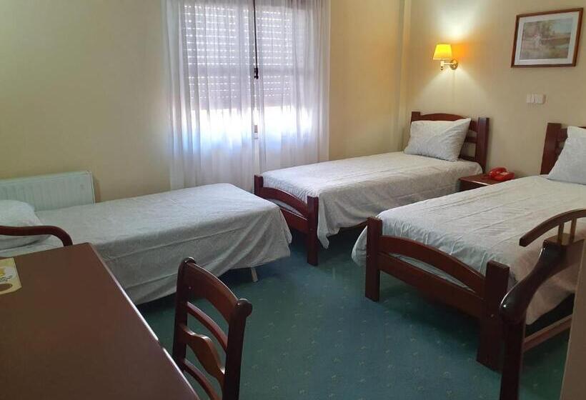 חדר בסיסי לשלושה, Peninsular