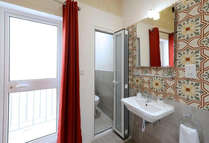 اتاق استاندارد یک نفره, Private Rooms With Bathroom In Valletta