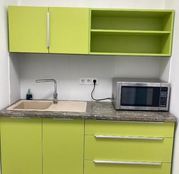 חדר משפחתי, Green Kitchen Apartments