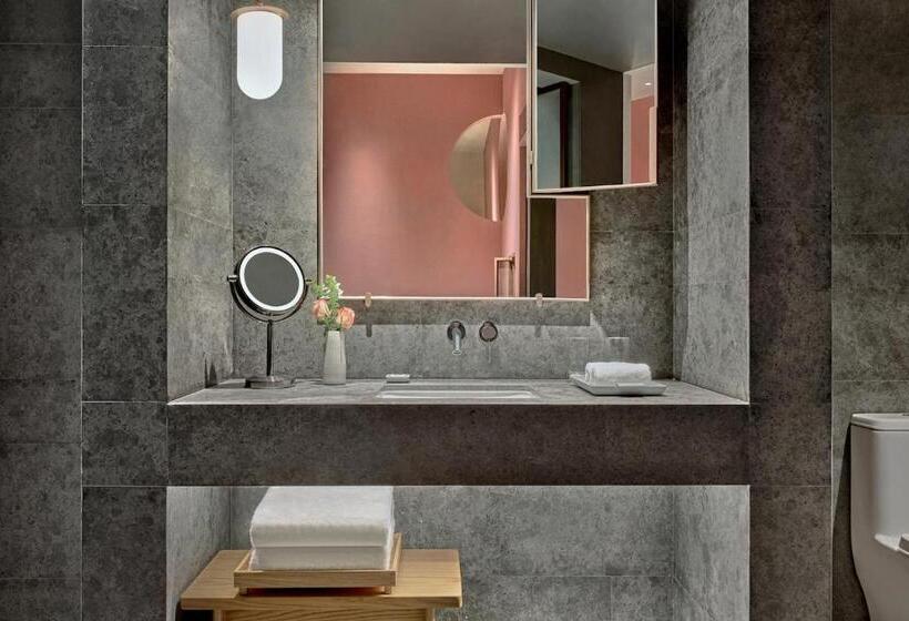 Номер Deluxe, Artyzen New Bund 31 Shanghai Qiantan