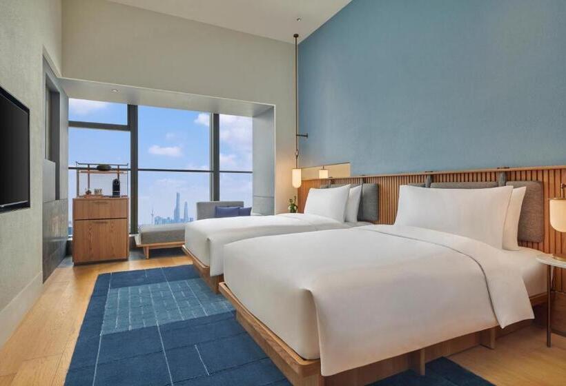 Номер Deluxe, Artyzen New Bund 31 Shanghai Qiantan