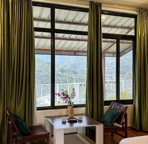 デラックスルーム, Dhauladhar View Village Resort