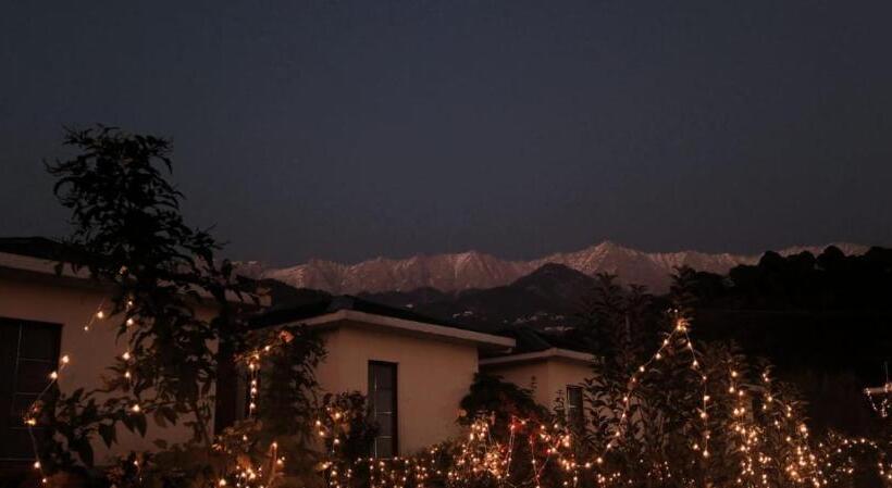 اتاق لوکس, Dhauladhar View Village Resort