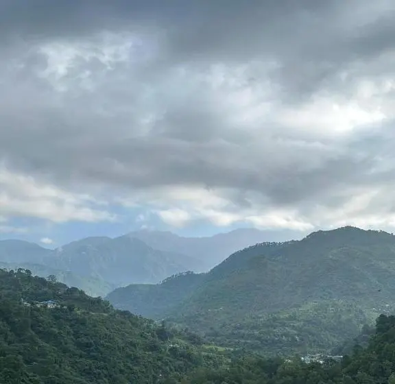 デラックスルーム, Dhauladhar View Village Resort