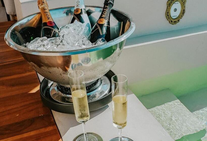 جناح مطلّ علي البحر, Republica Pagana