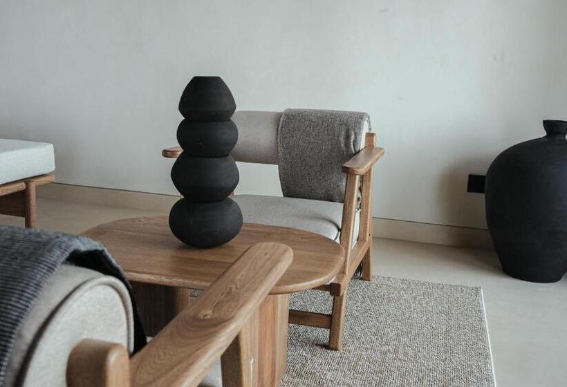 جناح مطلّ علي البحر, Republica Pagana